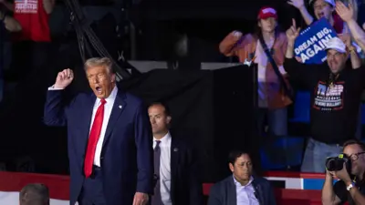 ترامب وسط مجموعة من أنصاره