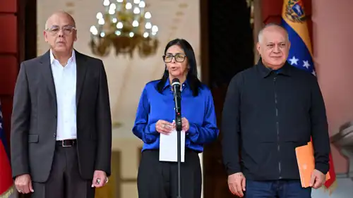 ديلسي رودريغيز تتوسط وزير الداخلية ورئيس الجمعية الوطنية