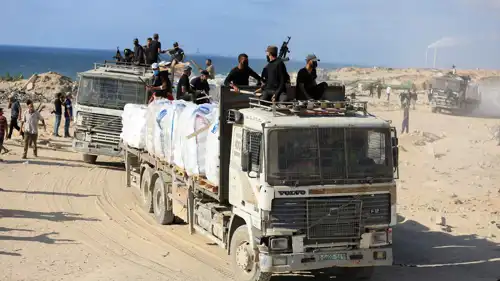 مسلحون يحمون شاحنات المساعدات في غزة