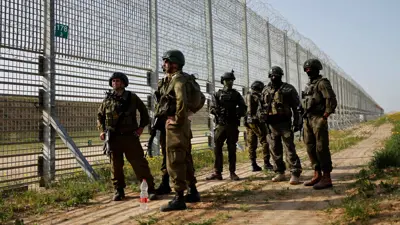 جنود إسرائيليون أمام السياج الحدودي مع قطاع غزة