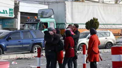 عائلات على معبر بين سوريا ولبنان بعد سقوط الأسد