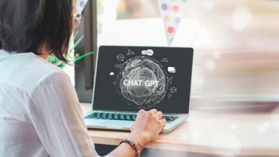 سيدة تستخدم ChatGPT
