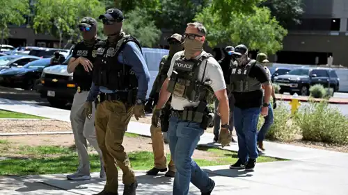 ضباط إنفاذ القانون وإدارة الهجرة الأمريكية