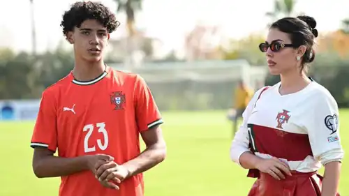 جورجينا رودريغيز تساند كريستيانو جونيور