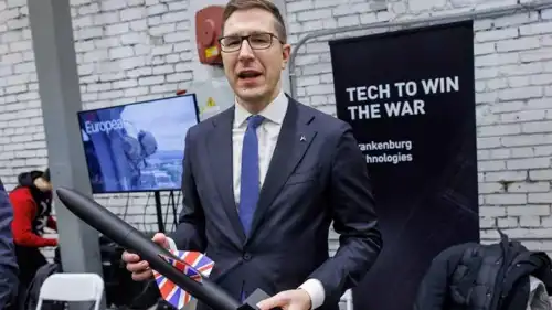 كوستي سالم مع نموذج لصاروخ مارك 1