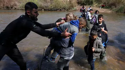 نازحون عبر النهر الكبير بين سوريا ولبنان