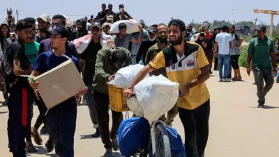 من نقطة توزيع مساعدات في غزة