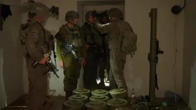 جنود إسرائيليون خلال اقتحام أحد مخابئ الأسلحة