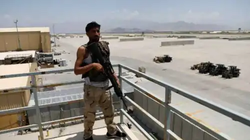 جندي أفغاني يقف حارسًا على برج بقاعدة باغرام