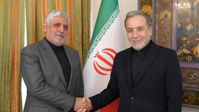 شيباني (يسارا) مع وزير الخارجية الإيراني