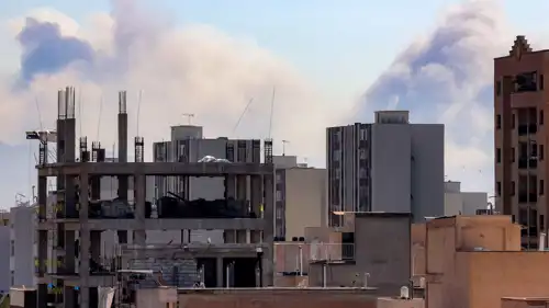 تصاعدت أعمدة الدخان عقب انفجارات في طهران