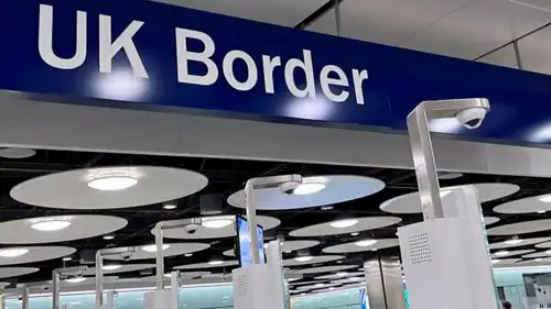 منطقة مراقبة جوازات السفر للقادمين في مبنى الركاب رقم 5 بمطار هيثرو، لندن