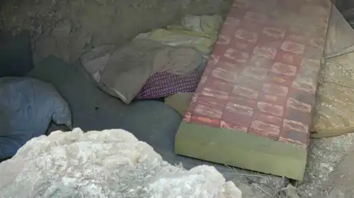 الكهف الذي اختبأ فيه المسلحون