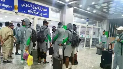 بعثة منتخب نيجيريا عند الوصول لمطار أبرق في ليبيا