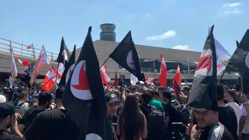 لبنانيون يحتشدون قرب المطار لاستقبال جورج عبدالله