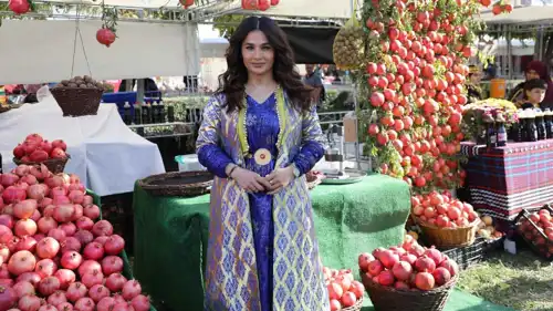 امرأة كردية في مهرجان الرمان