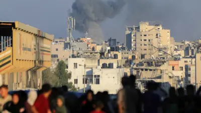 تصاعد الدخان خلال غارة جوية إسرائيلية في مدينة غزة