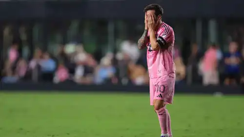 حزن ليونيل ميسي بعد خسارة كأس الدوريات