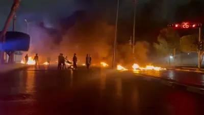 حرق إطارات خلال مظاهرات حاشدة ضد الدبيبة في طرابلس