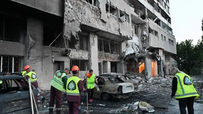 رجال انقاذ في أحد المواقع المستهدفة من قبل روسيا في أوكرانيا