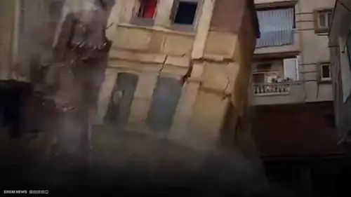 انهيار مرعب لعقار في مصر