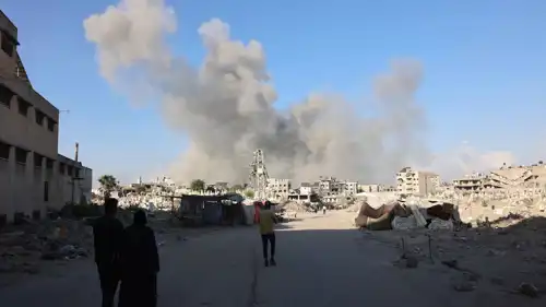 تصاعد الدخان بعد غارة للجيش الإسرائيلي في حي الزيتون بمدينة غزة