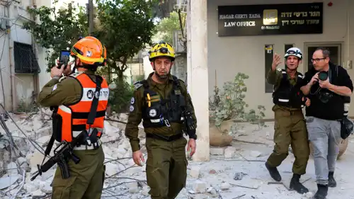 جنود إسرائيليون يتفحصون موقعا سقطت فيه صواريخ إيرانية