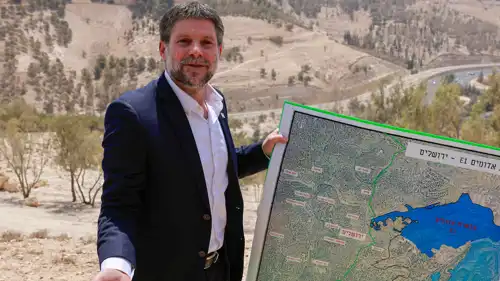 وزير المالية الإسرائيلي بتسلئيل سموتريتش يحمل خريطة استيطانية