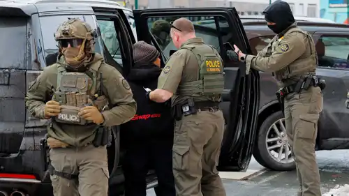 عناصر من دائرة الهجرة والجمارك خلال حملة اعتقالات