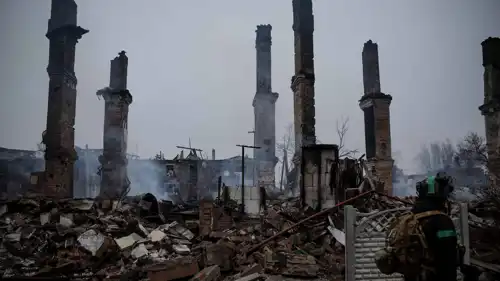 منطقة سكنية متضررة بشدة في بلدة كوستيانتينيفكا الواقعة على خط المواجهة، في منطقة دونيتسك