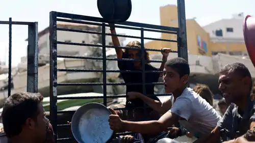 غزيون ينتظرون الطعام في غزة