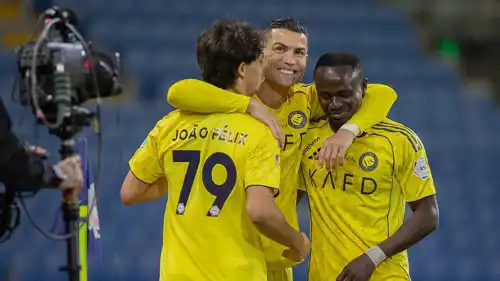 رونالدو يحتفل مع ماني وجواو فيليكس بهدفه في شباك النجمة