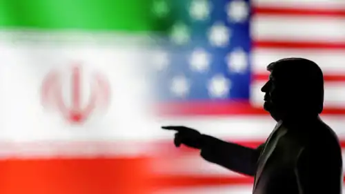 صورة لترامب أمام علمي إيران وأمريكا (تعبيرية)