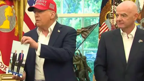 ترامب يعرض صورته مع بوتين خلال المؤتمر