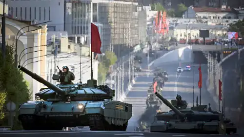 موكب للجيش الروسي عبر وسط موسكو
