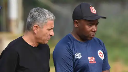 زبير بية (يسار) مع مدرب الفريق محمد علي نفخة