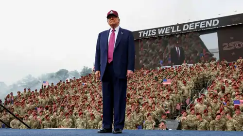 دونالد ترامب وسط قوات الجش الأمريكي