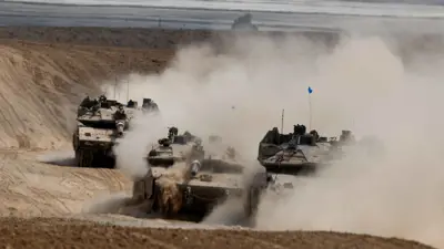 دبابات إسرائيلية بالقرب من الحدود بين إسرائيل وغزة