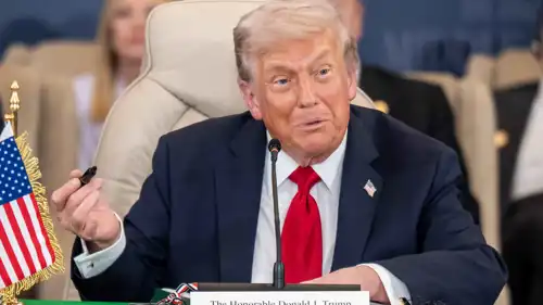 ترامب أثناء توقيع وثيقة السلام في شرم الشيخ 