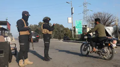 القوات السورية عند نقطة تفتيش في منطقة جبلة