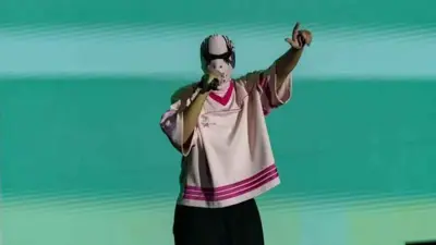 "المطرب المقنع" توليت