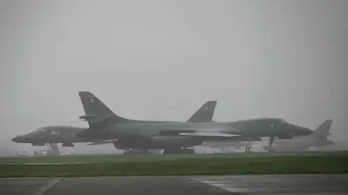 قاذفات أمريكية بي 1 في قاعدة بريطانية