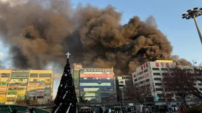 الدخان المتصاعد من المبنى