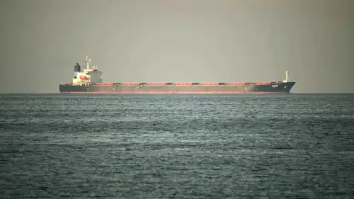 سفينة شحن في مضيق هرمز