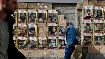 لافتات في تل أبيب عليها صور رهائن محتجزين في قطاع غزة