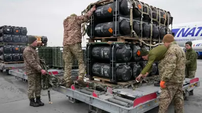 جنود أوكرانيون يفرغون حمولة صواريخ غربية 