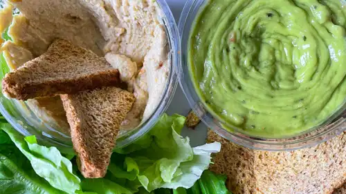 الحمص وصلصلة الأفوكادو