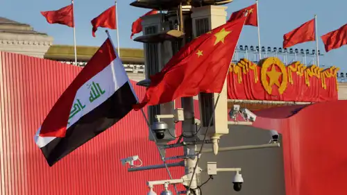  الأعلام الوطنية الصينية والعراقية في ميدان تيانانمين