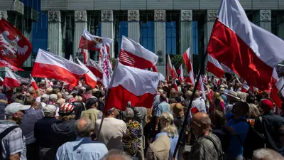 احتجاجات أمام مبنى المحكمة العليا في وارسو