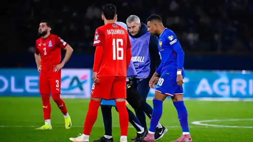 مبابي خلال خروجه مصابا في مواجهة أذربيجان